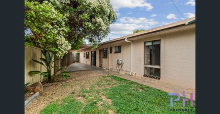 LARGE HOME ON A CORNER BLOCK. - Photo 2