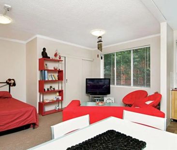 Spacious Studio Apartment In Prime Location - Photo 2