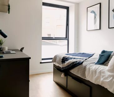 Large En-suite - Photo 2