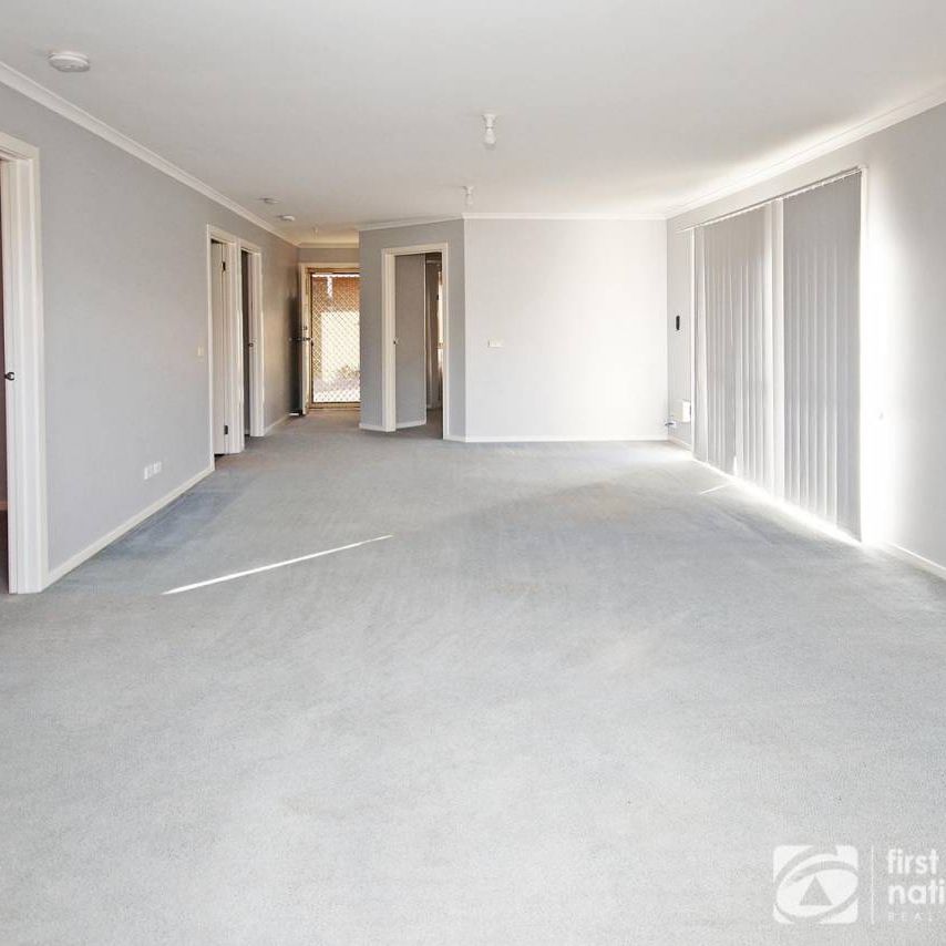Low Maintenance Living in the Heart of Cranbourne - Photo 1