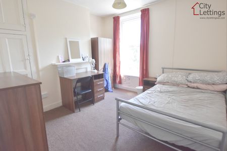 4 Bedroom Mid Terraced House - Photo 4