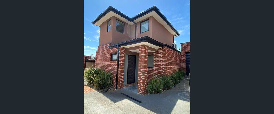 MODERN TWO BEDROOM TOWNHOUSE! - Photo 1