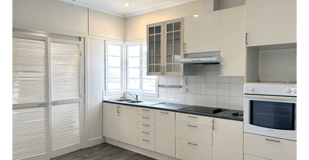 Beautifully Renovated Home in Holland Park - Photo 5