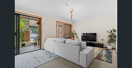 Stylish & Spacious Townhouse in Prime Location - Photo 2