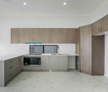 Modern Newly Built Home - Photo 4