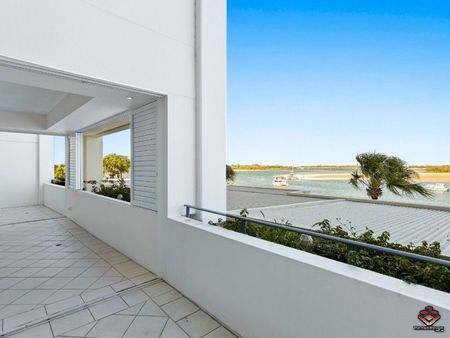 LUXURY BROADWATER LIVING ON MARINE PARADE - Photo 5