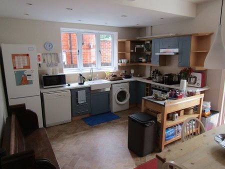 3 bedroom semi-detached house to rent - Photo 5