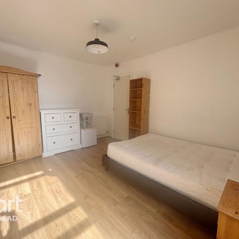 1 bedroom in a house share to rent - Photo 1