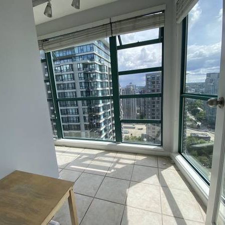 Amazing city and water view 2 bed 1den condo in Yaletown - Photo 4