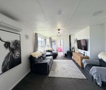 A sunny, tidy & comfortable three bedroom home - Photo 1
