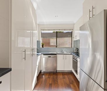 Bright & Spacious 2-Bedroom Apartment In Prime Dulwich Hill Location - Photo 3