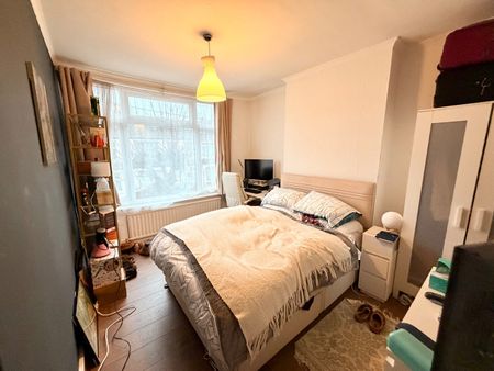 4 Bed Terraced House, Ipswich Road, SW17 - Photo 2