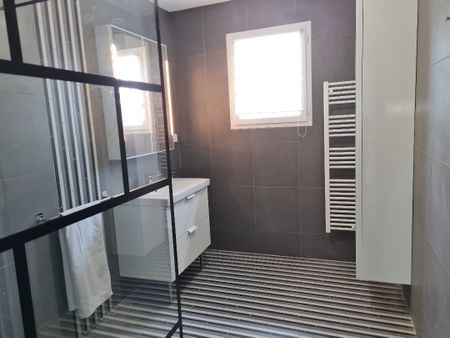 MAISON T6 à CHAMPFORGEUIL - Photo 3