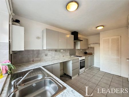 3 bedroom property to rent Long Banks, Harlow, CM18 - Photo 5