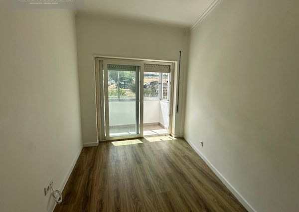 Ótimo apartamento mobilado, situado em zona de comércio, totalmente remodelado.