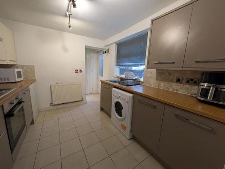 1 bedroom in a house share to rent - Photo 3