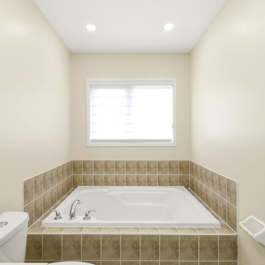 For Lease - 212 Venice Gate Drive, Vaughan, Ontario - Photo 1