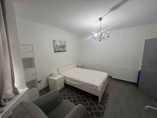 Room in a Shared House, Langhorn Road, SO16 - Photo 1