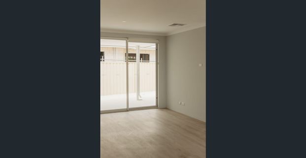 *NEAR NEW* 4x2 Townhouse in the heart of Cloverdale. - Photo 1