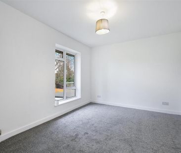 4 bedroom end of terrace house to rent - Photo 2