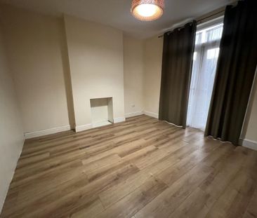 4 bedroom semi-detached house to rent - Photo 2