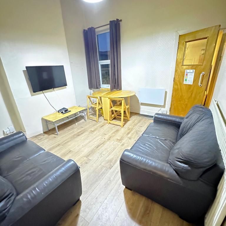 4 bedroom terraced house to rent - Photo 1