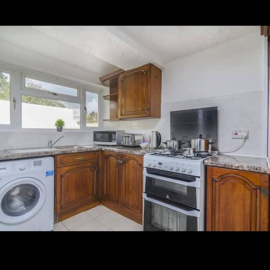 6 bedroom semi-detached house to rent - Photo 1