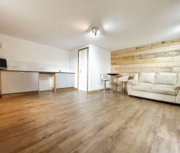 Vigo Lane, Yateley, Hampshire, GU46 - Photo 4