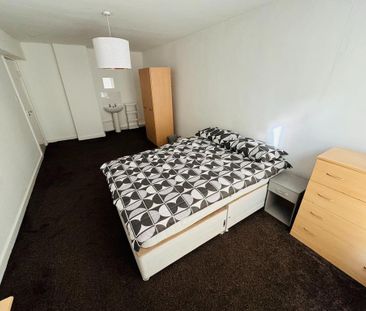 6 bedroom semi-detached house to rent - Photo 5