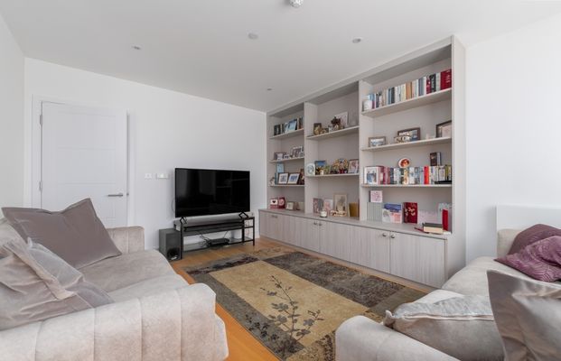 4 bedroom end of terrace house to rent - Photo 1