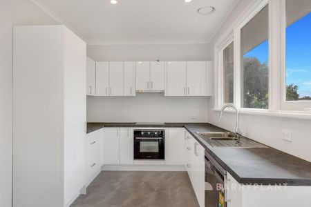 Spacious Family Home in the Heart of Glen Waverley - Photo 5