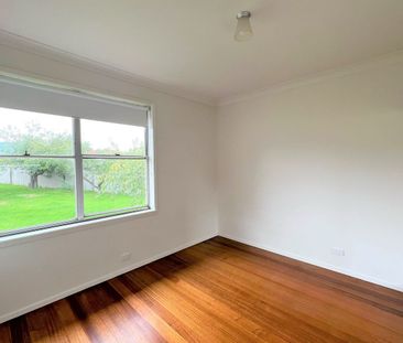 Three Bedrooms, Big Backyard, Great Convenience! - Photo 4