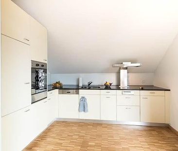 Grosszügige Dachwohnung in Aesch sucht neuen Mieter - Photo 1