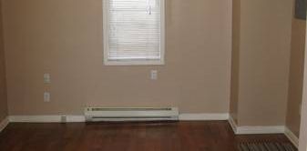 $700 Bachelor Apartment (1st Floor Unit) Toronto - Photo 2