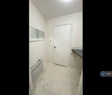 Studio to rent - Photo 6