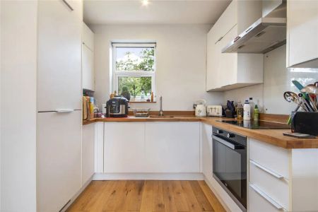 1 bedroom flat in London - Photo 3