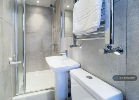 1 bedroom in a flat share to rent - Photo 4