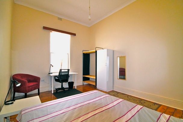 5-bedroom shared house / townhouse, Henley Beach Road - Photo 1