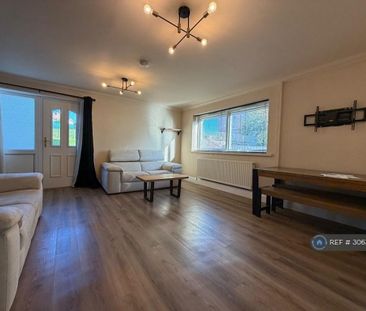 3 bedroom flat to rent - Photo 2