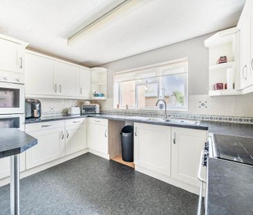 4 bedroom detached house to rent - Photo 2