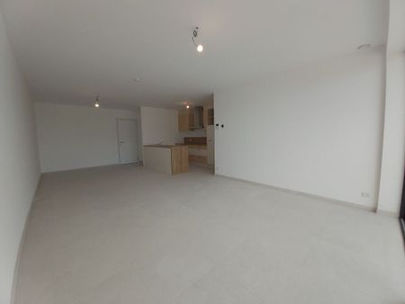 Nieuwbouwappartement met 2 slaapkamers, ruim terras en autostaanplaats in het hartje van Ieper! - Photo 2
