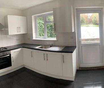 3 bedroom semi-detached house to rent - Photo 2