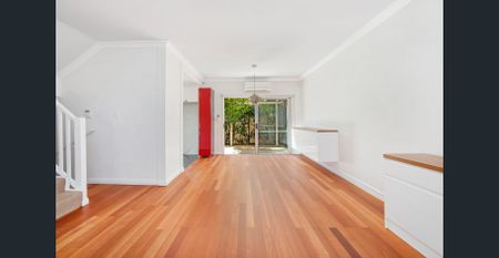 Stylish 4-Bedroom Townhouse in Maroubra - Photo 2