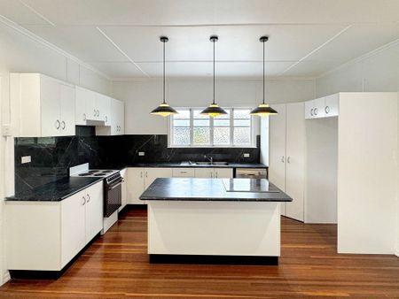 Charming High-Set Renovated Queenslander – Classic Style with Modern Comfort - Photo 4