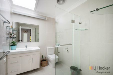 4 BEDROOM FAMILY HOME - Photo 2