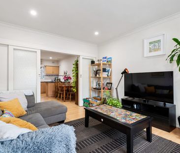 DELIGHTFUL UNIT ONLY MINUTES FROM THE BEACH! - Photo 2