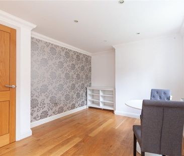 Two bedroom ground floor apartment with private rear garden and par... - Photo 2