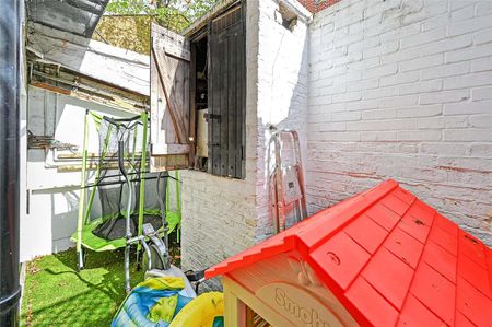 A bright two bedroom apartment with a private entrance, private patio space as well as access to the beautiful Brompton Square Communal Gardens - Photo 4