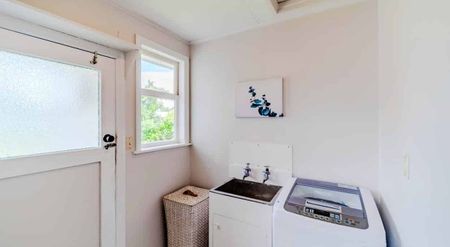 Large Family Home : Ready to move in - Photo 5