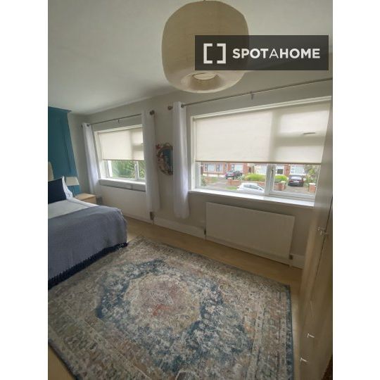 Room for rent in 4-bedroom house in Knocklyon - Photo 1